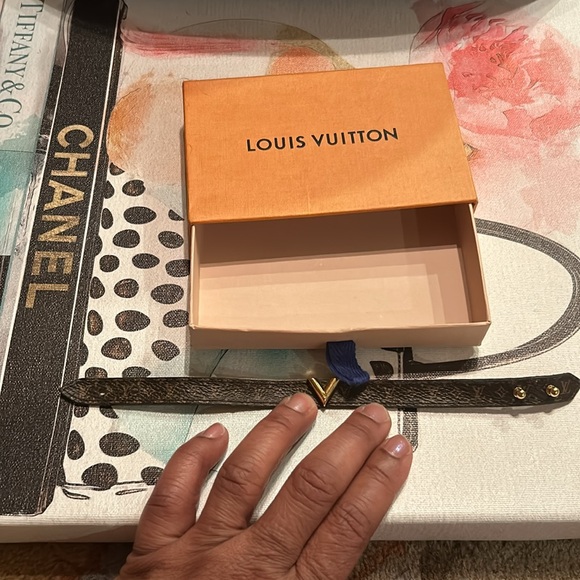 Authentic LV Essential V Bracelet - Picture 4 of 4